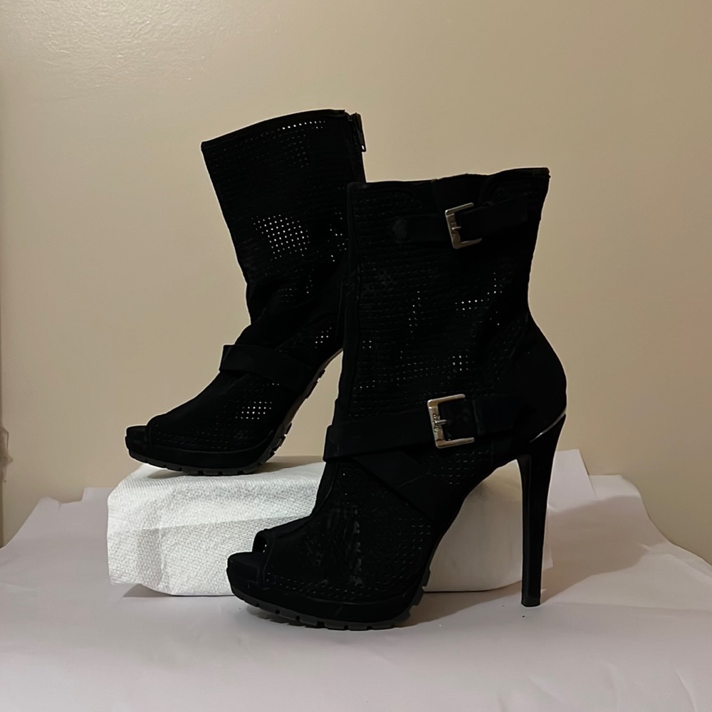 Open toe booty / shoe by Juicy for Kohl’s in size 6.5 in high heels . Color blk